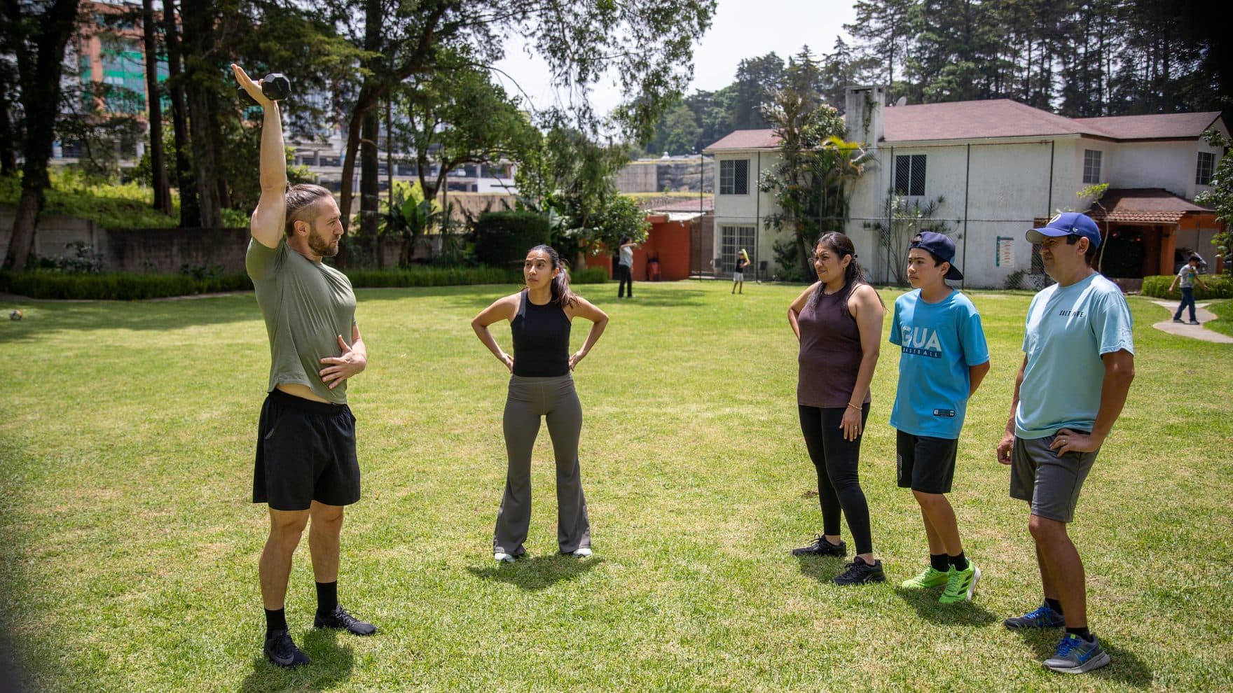 Sam dirigiendo una sesión de grupo al aire libre