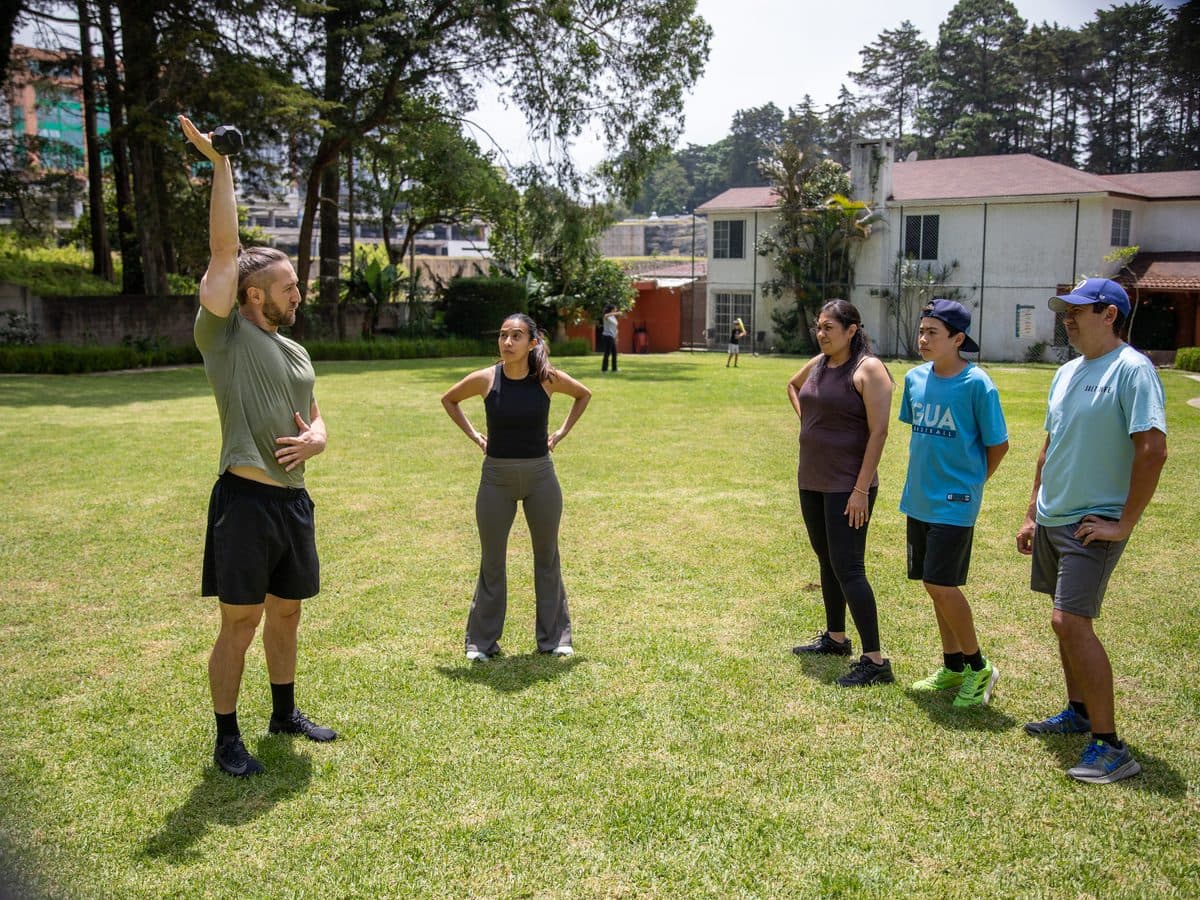 Sam dirigiendo una sesión de grupo al aire libre